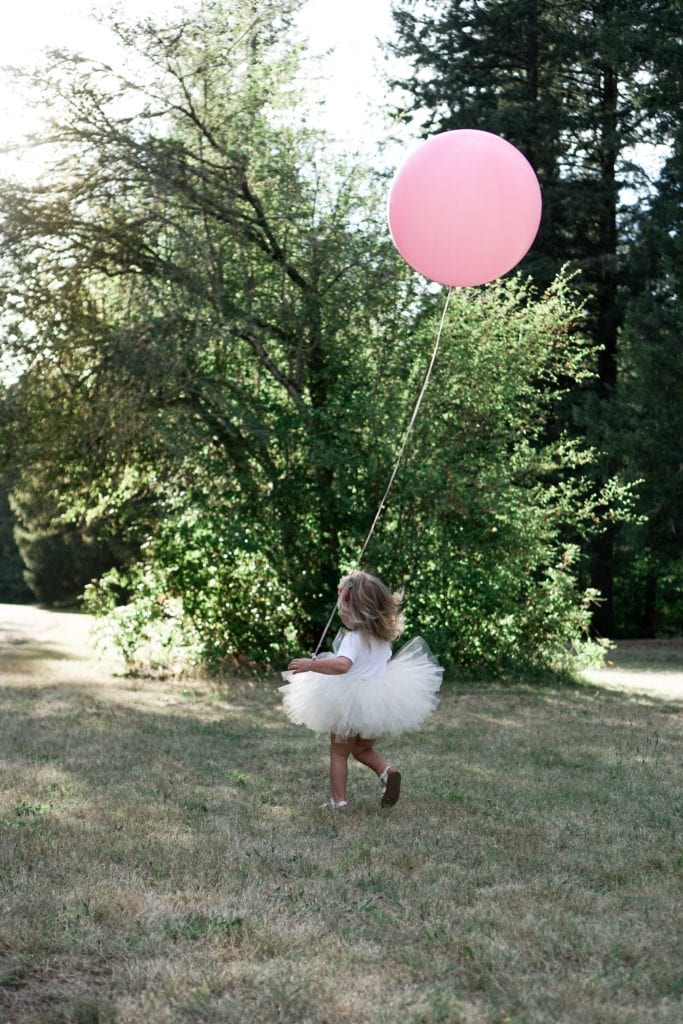 Taking pictures of your toddler outdoors 