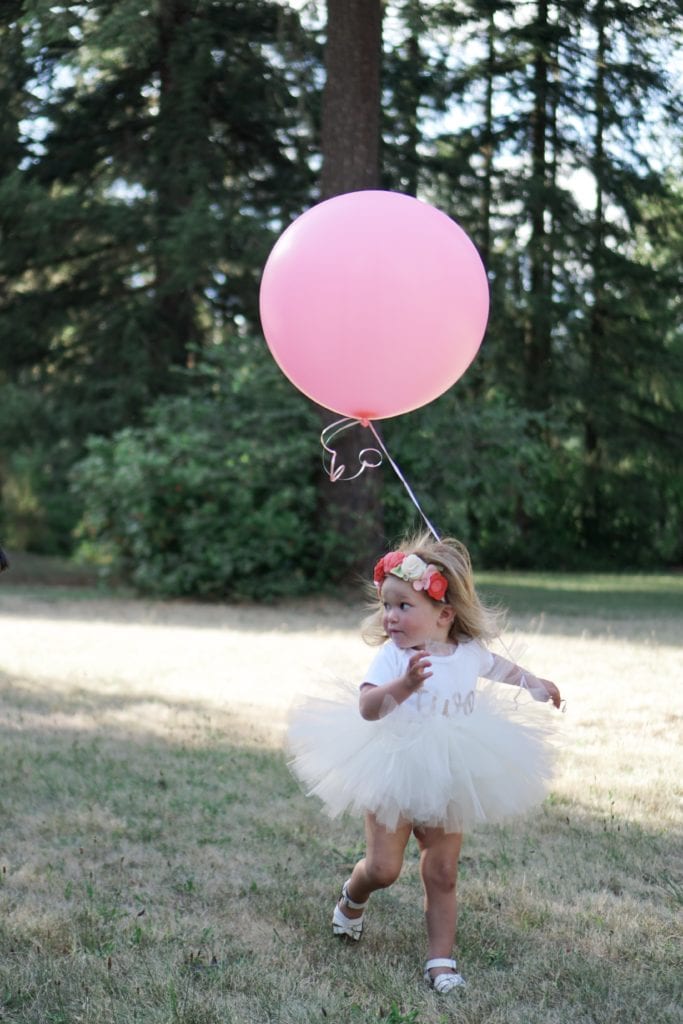 Taking pictures of your toddler outdoors 