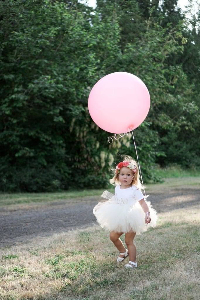 Taking pictures of your toddler outdoors 