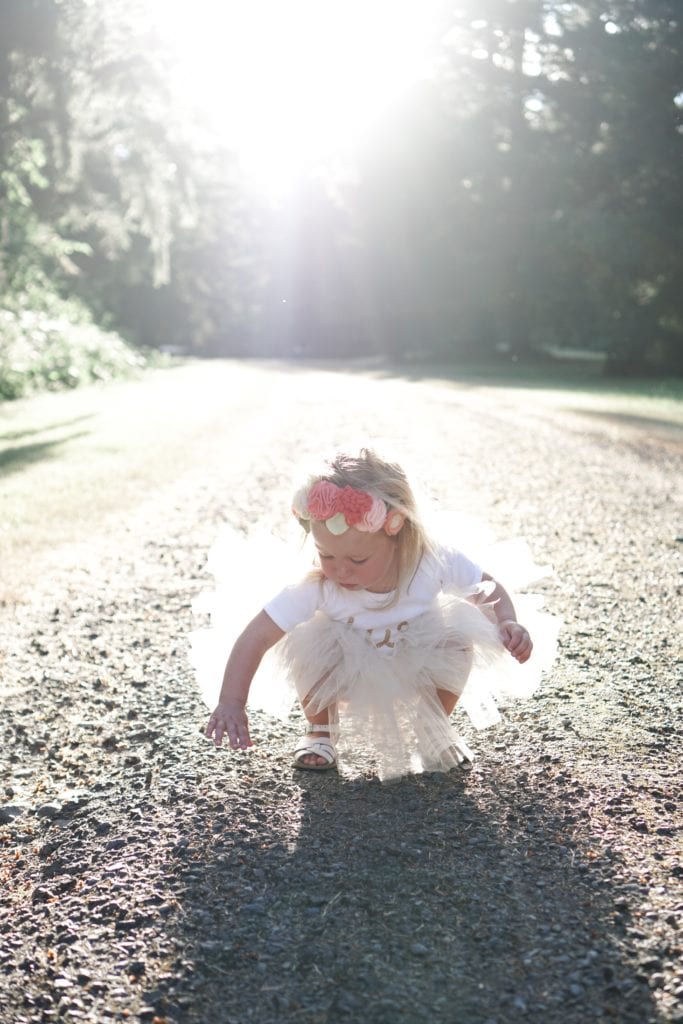 Taking pictures of your toddler outdoors 