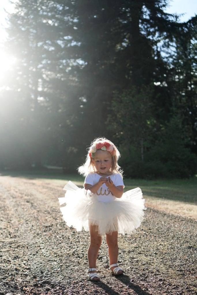Taking pictures of your toddler outdoors 