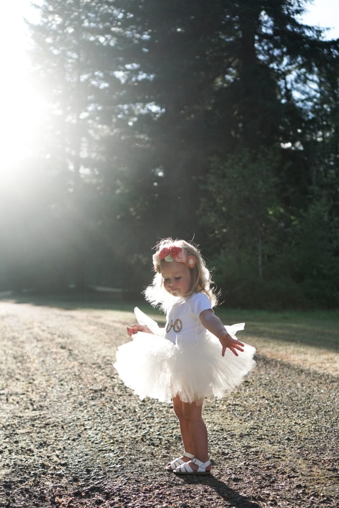 Taking pictures of your toddler outdoors 