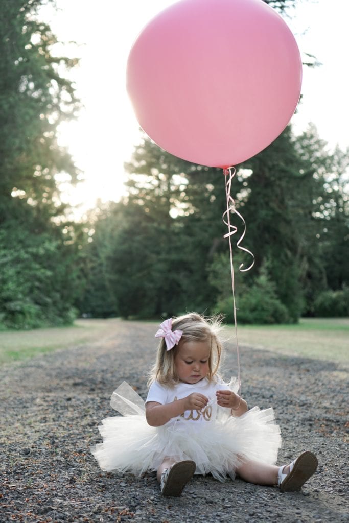 Taking pictures of your toddler outdoors 