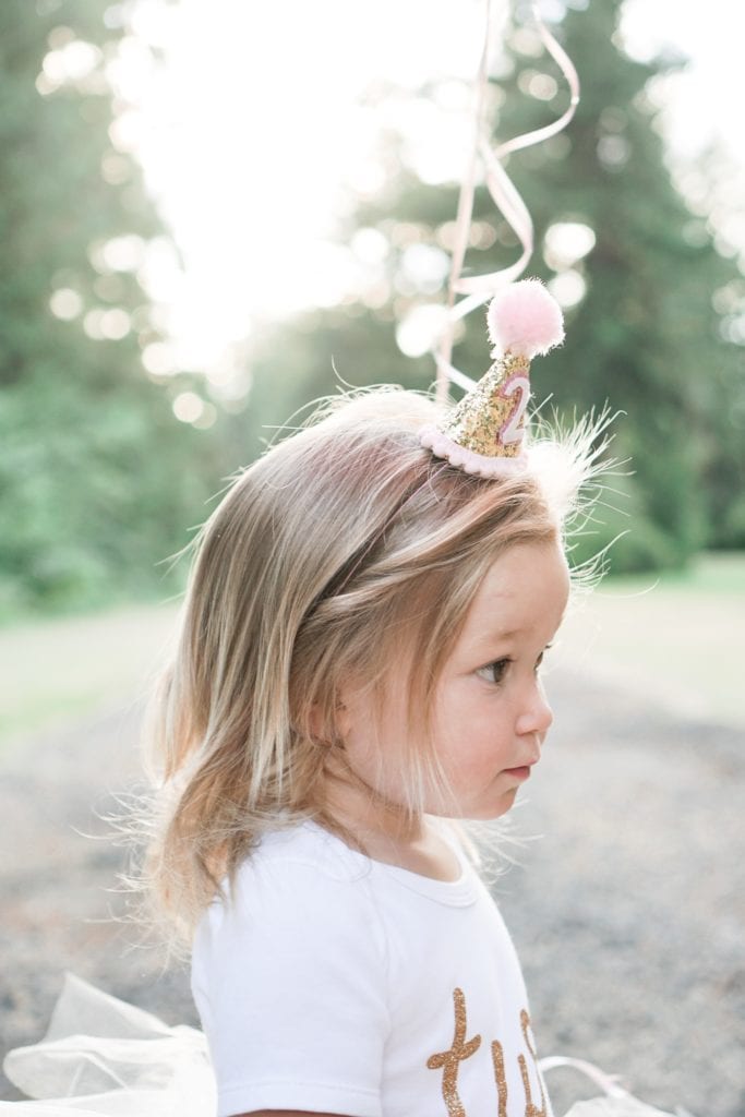Taking pictures of your toddler outdoors 