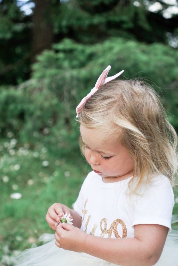Taking pictures of your toddler outdoors 