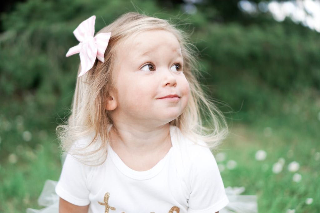 Taking pictures of your toddler outdoors 