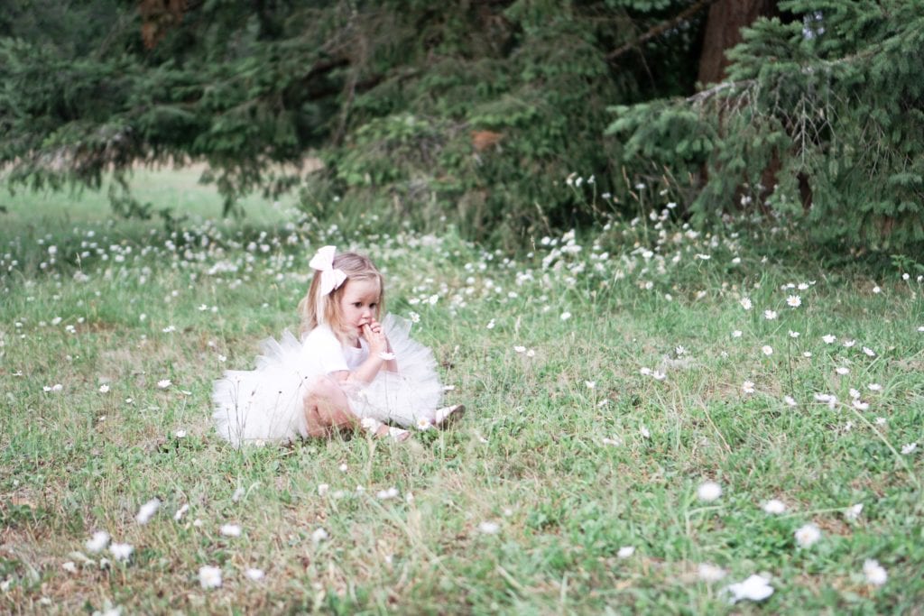 Taking pictures of your toddler outdoors 