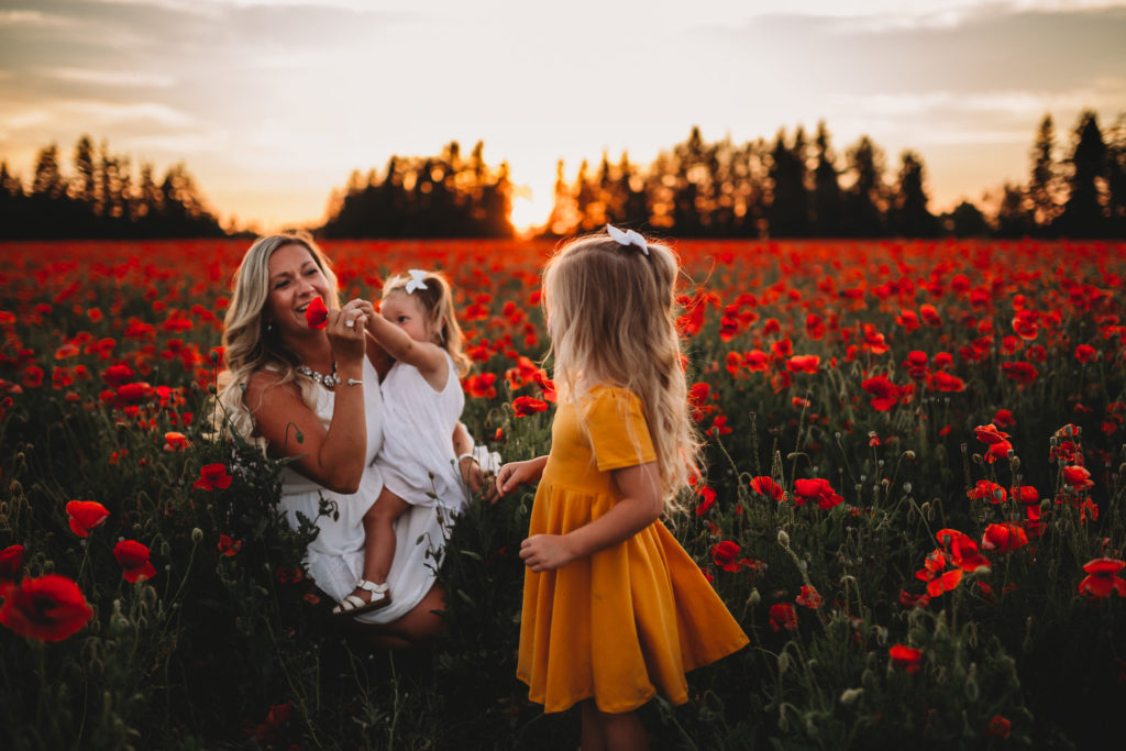 We recently stumbled upon breathtaking poppy fields less than an hour south of Portland Oregon. Check out our sunset photos in the Oregon poppy fields!