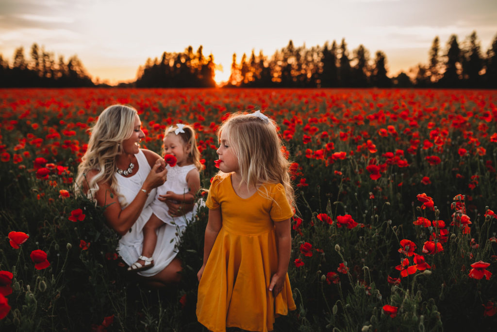 We recently stumbled upon breathtaking poppy fields less than an hour south of Portland Oregon. Check out our sunset photos in the Oregon poppy fields!
