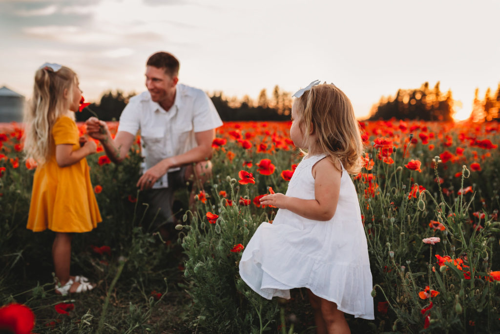 We recently stumbled upon breathtaking poppy fields less than an hour south of Portland Oregon. Check out our sunset photos in the Oregon poppy fields!