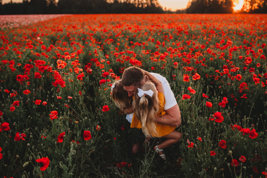 We recently stumbled upon breathtaking poppy fields less than an hour south of Portland Oregon. Check out our sunset photos in the Oregon poppy fields!
