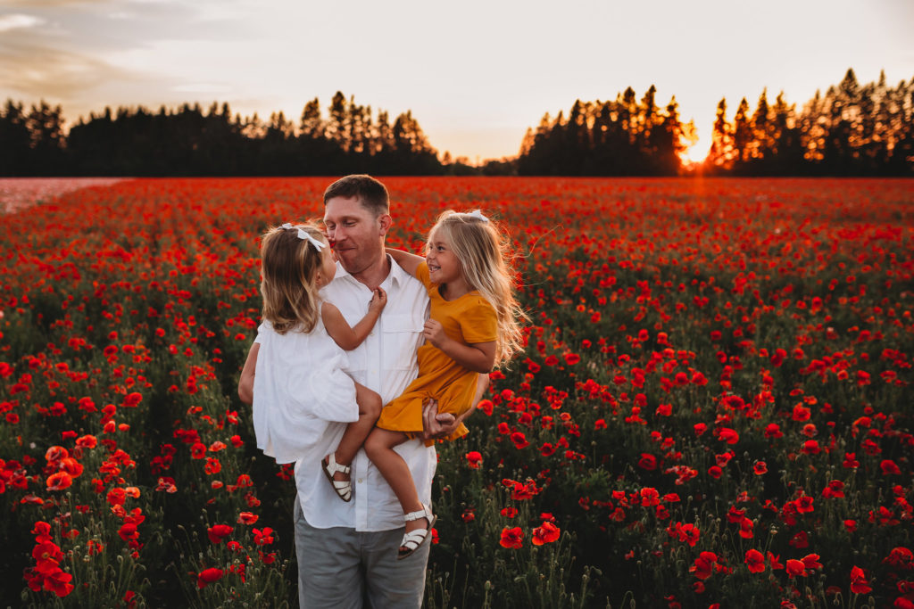 We recently stumbled upon breathtaking poppy fields less than an hour south of Portland Oregon. Check out our sunset photos in the Oregon poppy fields!