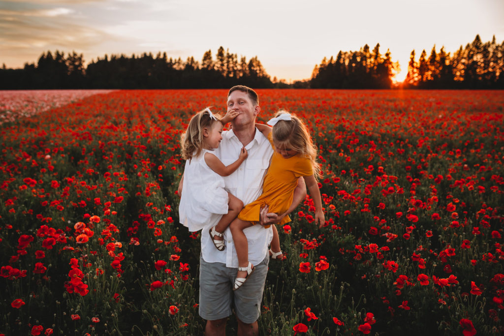 We recently stumbled upon breathtaking poppy fields less than an hour south of Portland Oregon. Check out our sunset photos in the Oregon poppy fields!