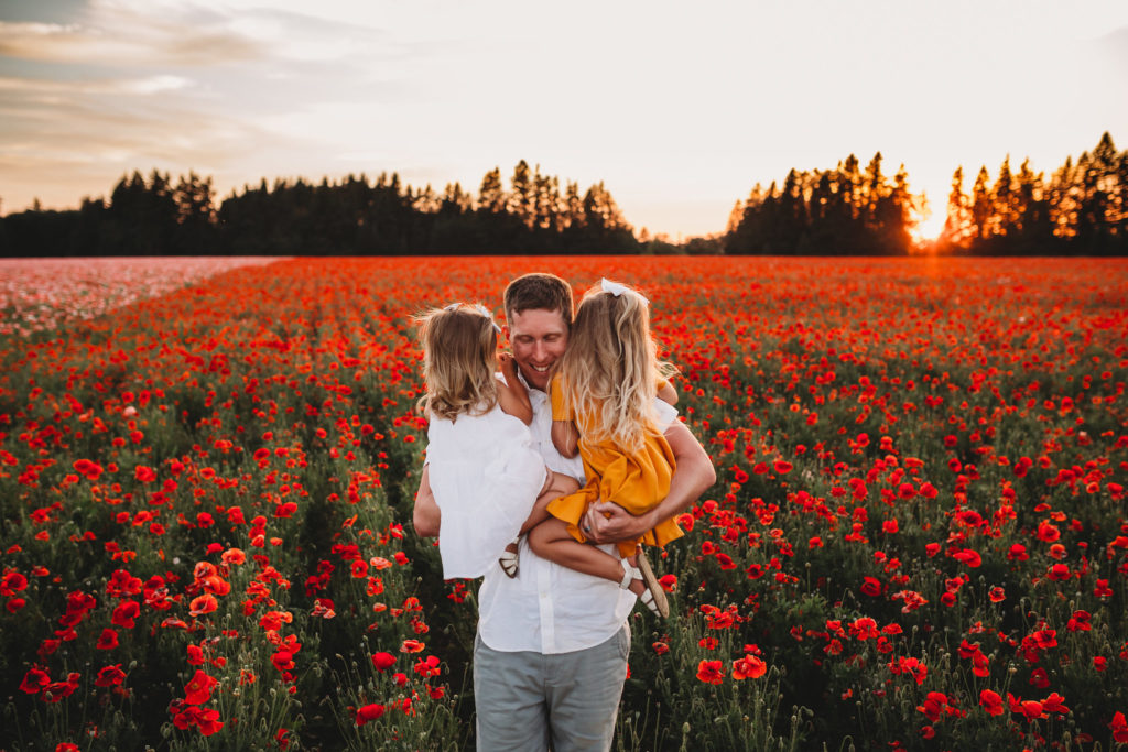 We recently stumbled upon breathtaking poppy fields less than an hour south of Portland Oregon. Check out our sunset photos in the Oregon poppy fields!