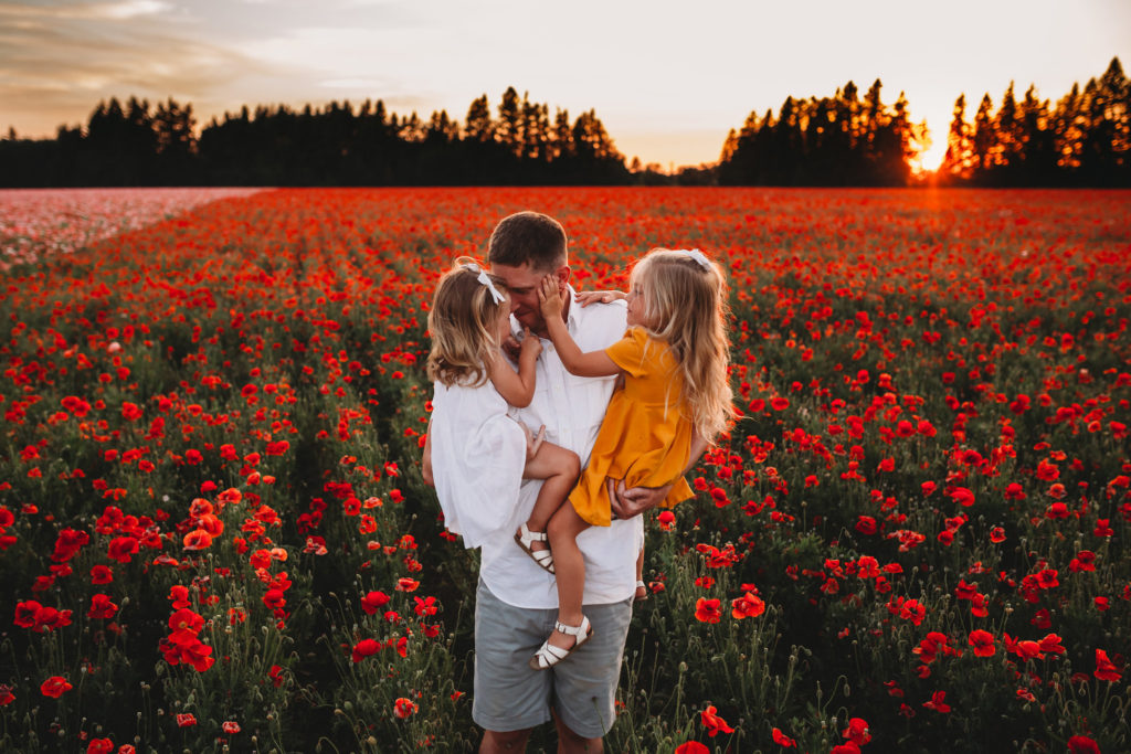 We recently stumbled upon breathtaking poppy fields less than an hour south of Portland Oregon. Check out our sunset photos in the Oregon poppy fields!