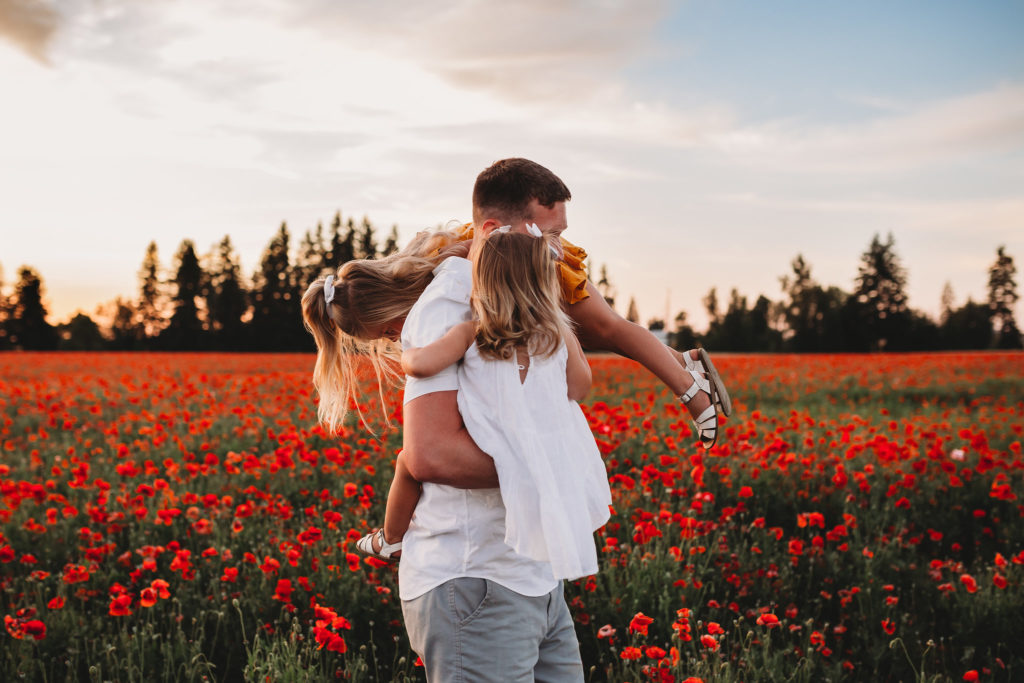 We recently stumbled upon breathtaking poppy fields less than an hour south of Portland Oregon. Check out our sunset photos in the Oregon poppy fields!