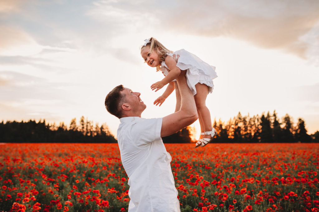 We recently stumbled upon breathtaking poppy fields less than an hour south of Portland Oregon. Check out our sunset photos in the Oregon poppy fields!