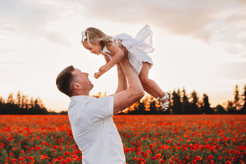 We recently stumbled upon breathtaking poppy fields less than an hour south of Portland Oregon. Check out our sunset photos in the Oregon poppy fields!