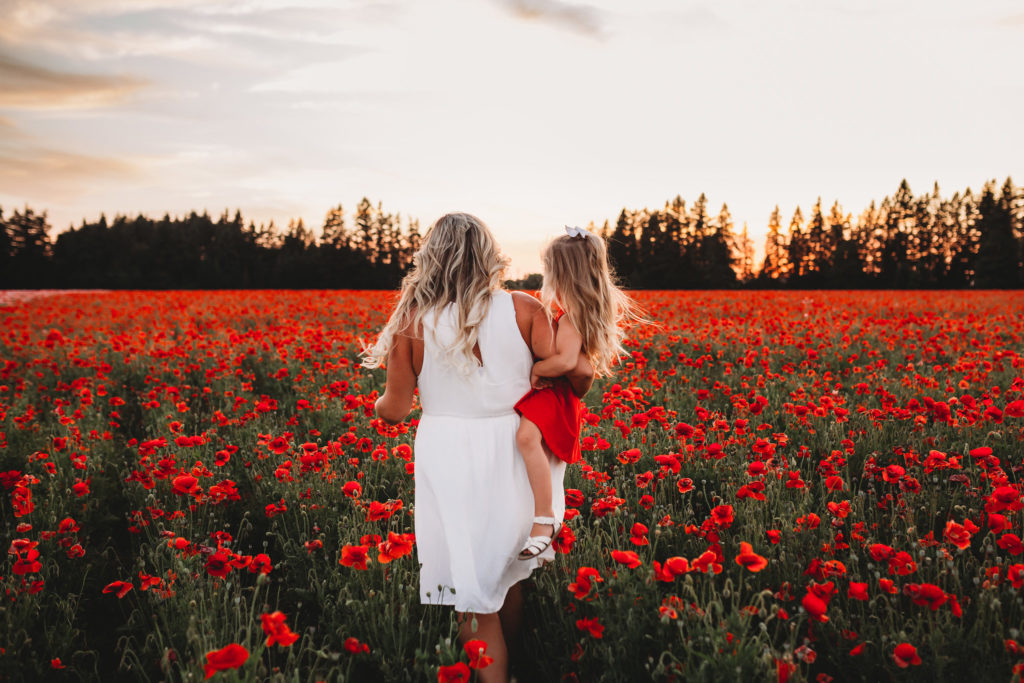 We recently stumbled upon breathtaking poppy fields less than an hour south of Portland Oregon. Check out our sunset photos in the Oregon poppy fields!
