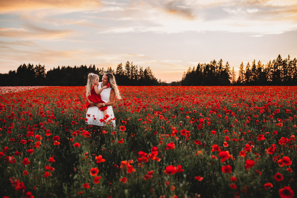 We recently stumbled upon breathtaking poppy fields less than an hour south of Portland Oregon. Check out our sunset photos in the Oregon poppy fields!
