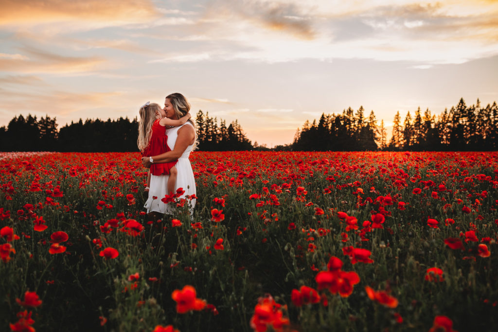 We recently stumbled upon breathtaking poppy fields less than an hour south of Portland Oregon. Check out our sunset photos in the Oregon poppy fields!