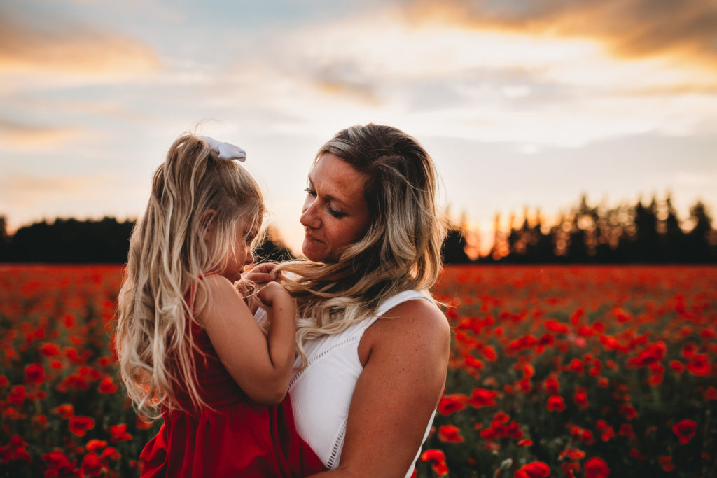 We recently stumbled upon breathtaking poppy fields less than an hour south of Portland Oregon. Check out our sunset photos in the Oregon poppy fields!