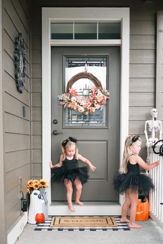 Simple and budget friendly outdoor halloween decoration ideas