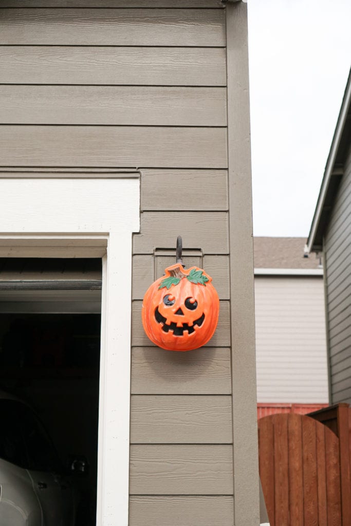 Simple and budget friendly outdoor halloween decoration ideas
