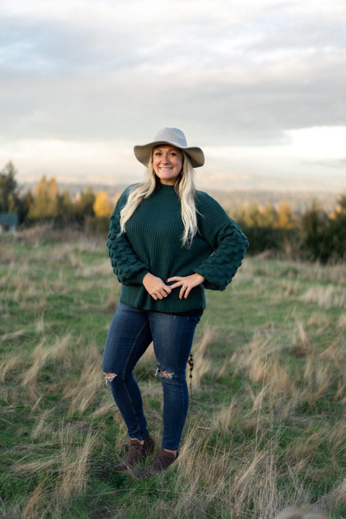 comfortable holiday outfit ideas for sisters, christmas tree photos, little girls fashion