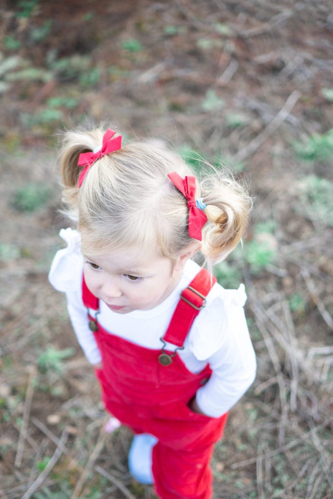 comfortable holiday outfit ideas for sisters, christmas tree photos, little girls fashion
