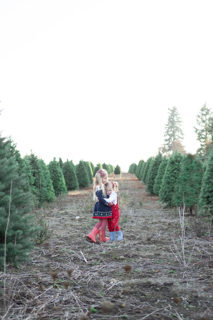 comfortable holiday outfit ideas for sisters, christmas tree photos, little girls fashion