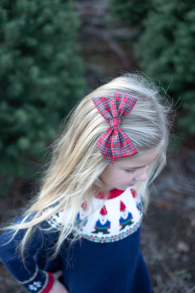 comfortable holiday outfit ideas for sisters, christmas tree photos, little girls fashion