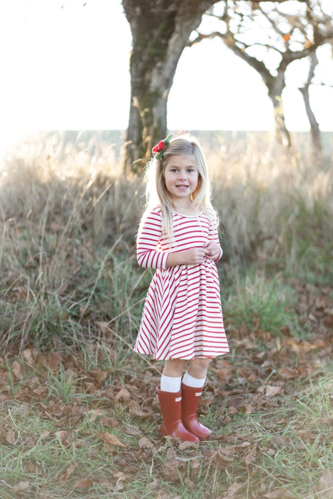 comfortable holiday outfit ideas for sisters, christmas tree photos, little girls fashion