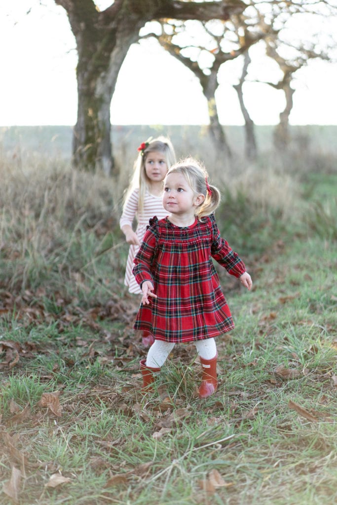 comfortable holiday outfit ideas for sisters, christmas tree photos, little girls fashion