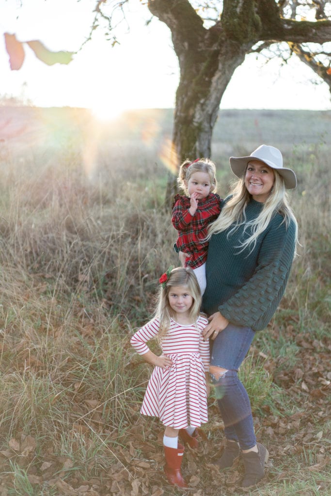 comfortable holiday outfit ideas for sisters, christmas tree photos, little girls fashion