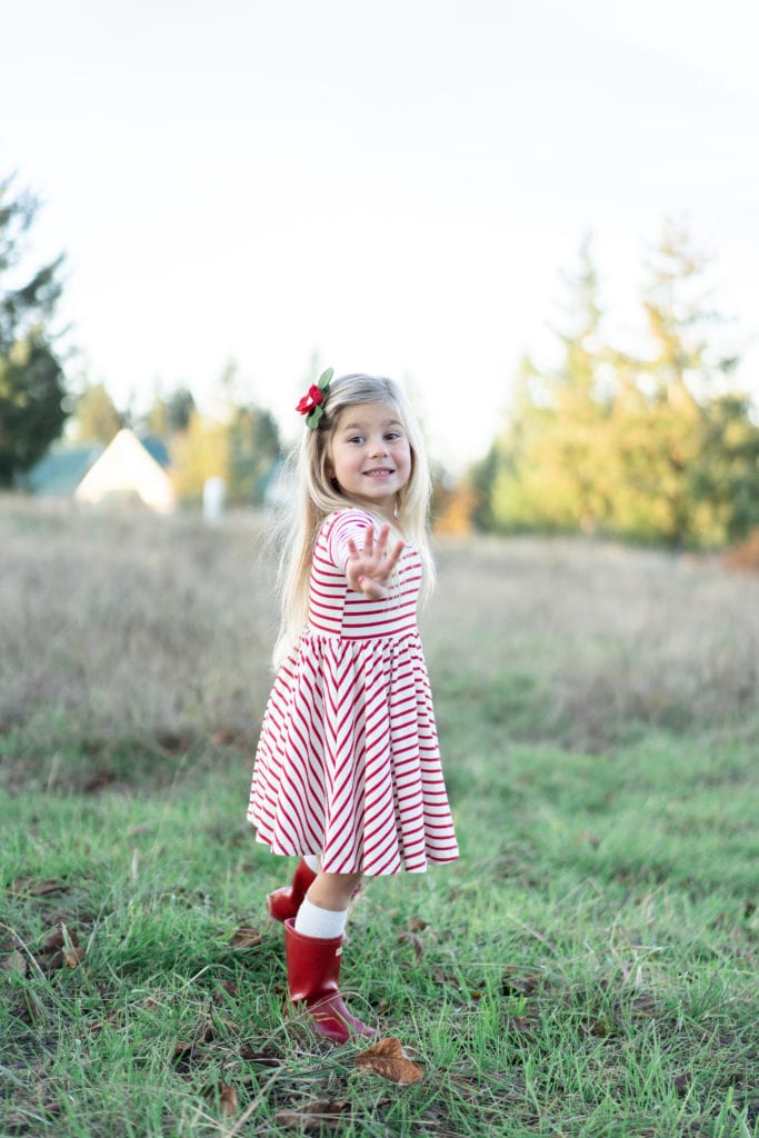 comfortable holiday outfit ideas for sisters, christmas tree photos, little girls fashion