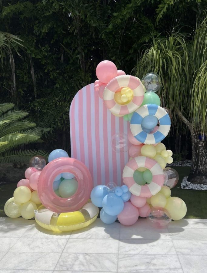 How to Make the Easiest Balloon Garland Ever! - Easy Balloon Garland DIY Tutorial