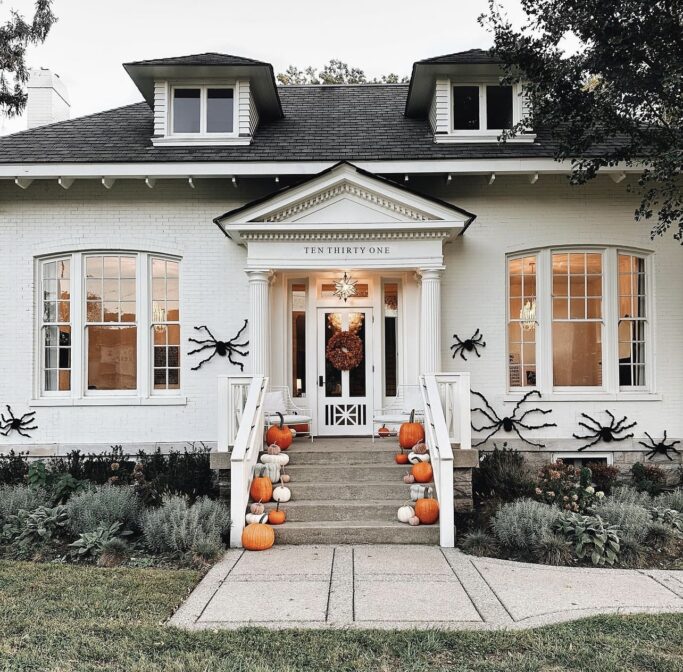 How To Hang Giant Halloween Spiders on Your House!