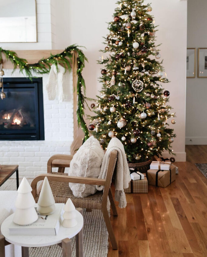 17 Christmas Mantel Decor Ideas You Will Love! 